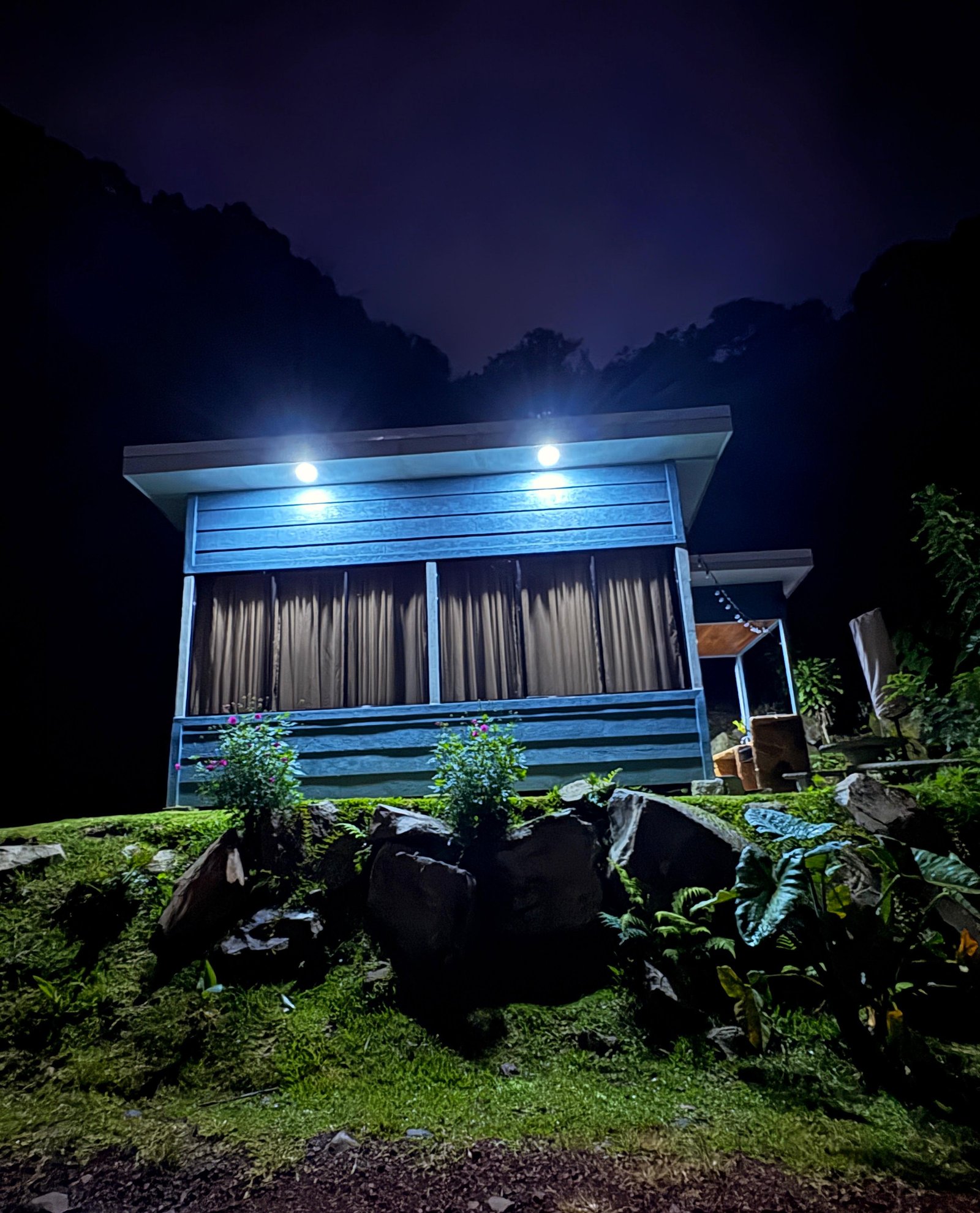 Cabaña Luna y Miel iluminada de noche en Fraijanes de Poás, Alajuela